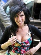 Amy Winehouse push up