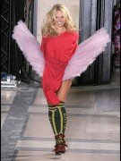 Pamela Anderson santa