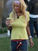 Tara Reid hard nipple