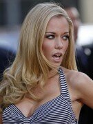Kendra Wilkinson cleavage