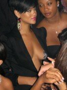 Rihanna starpasties